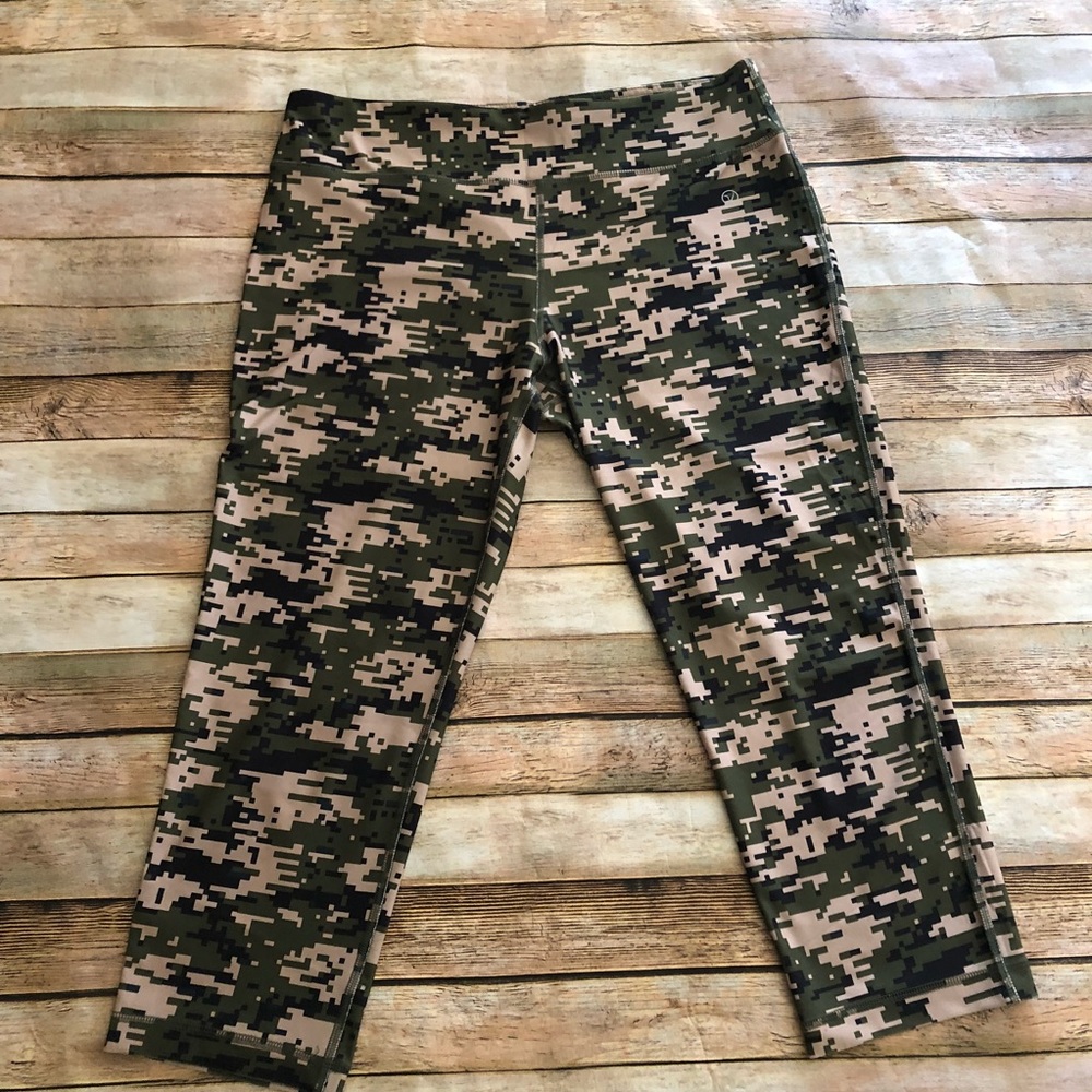 Women’s VOGO Athletica Digital Camo Crop Leggings - Picture 2 of 6